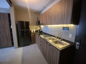 Comfort-huoneisto, patio | Yksityinen keittiö | Täysikokoinen jääkaappi, mikroaaltouuni, uuni, liesi