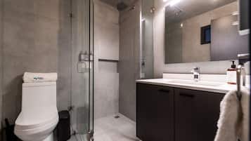 Apartamento Confort | Baño | Ducha, artículos de higiene personal de diseño, toallas y jabón
