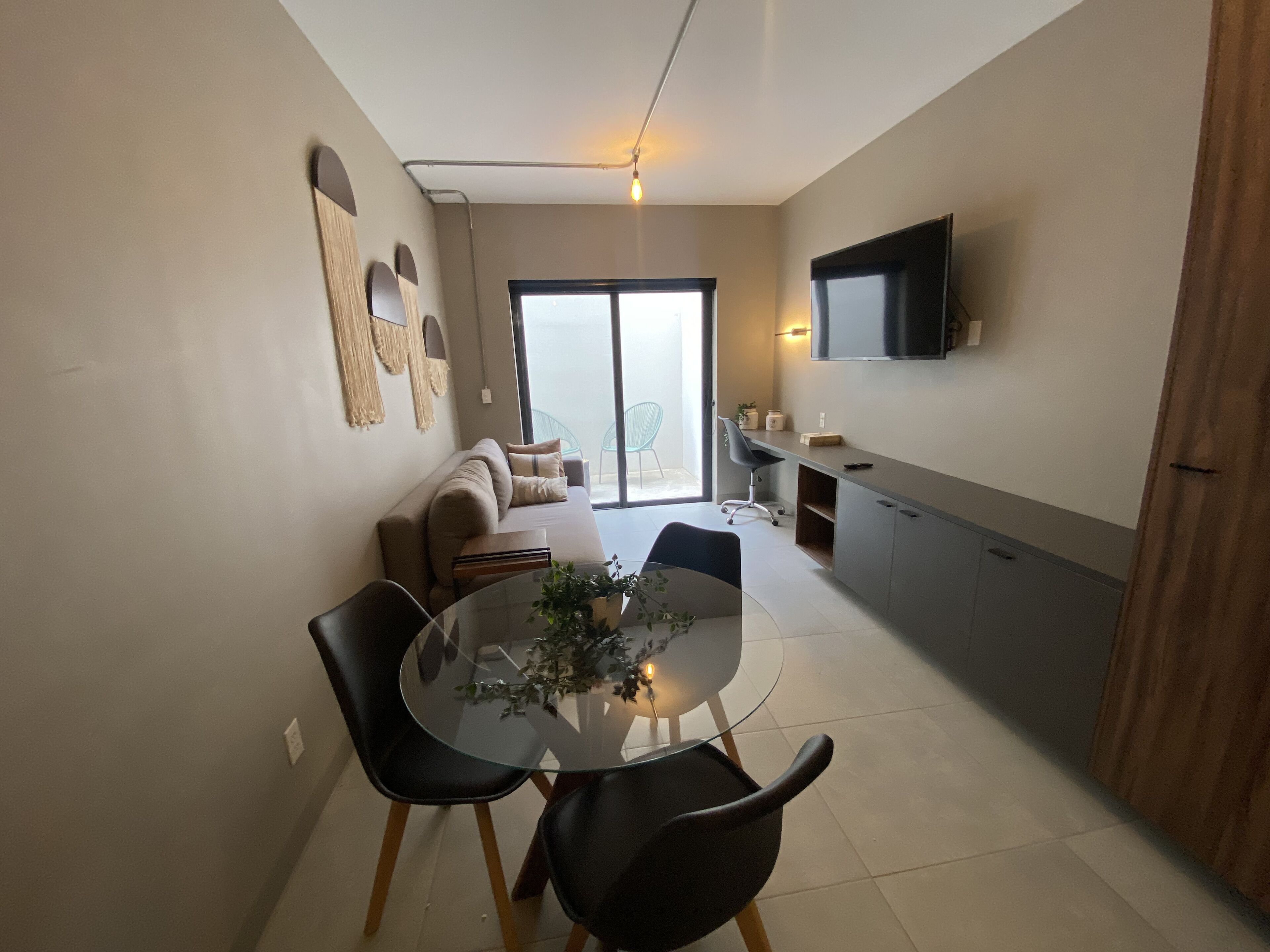 Leilighet – comfort, terrasse | Oppholdsområde | En 50-tommers smart-TV med digitale kanaler samt TV