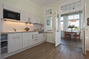 Fridge, microwave, stovetop, dishwasher - Tolles Apartment mit Balkon und Wintergarten zur Meerseite - nur 100m zum Strand (Heringsdorf)