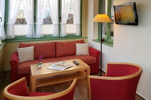 Een televisie, een dvd-speler, boeken en een stereo