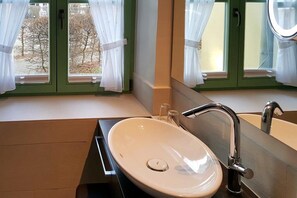 Douche, sèche-cheveux