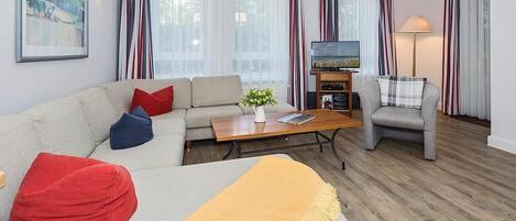 Televisión, reproductor de DVD, libros y estéreo