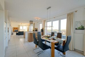 Dining - Exclusive penthouse with large roof terrace, sea view, sauna, hot tub & fireplace! (Nordseeheilbad Schillig)