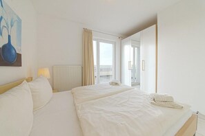 2 bedrooms, iron/ironing board, free WiFi - Exclusive penthouse with large roof terrace, sea view, sauna, hot tub & fireplace! (Nordseeheilbad Schillig)