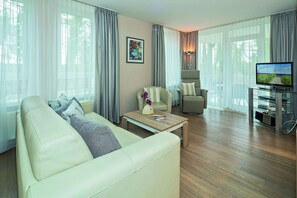 Televisión, reproductor de DVD, libros y estéreo 