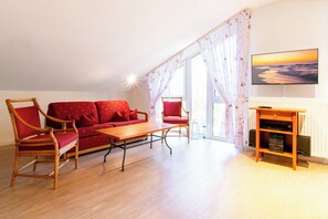 Télévision, lecteur de DVD, livres, chaîne hi-fi