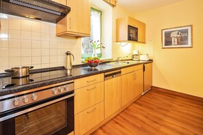 Køleskab, mikrobølgeovn, ovn, kogeplade