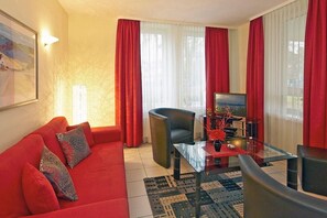 Téléviseur, lecteur de DVD, livres, chaîne audio