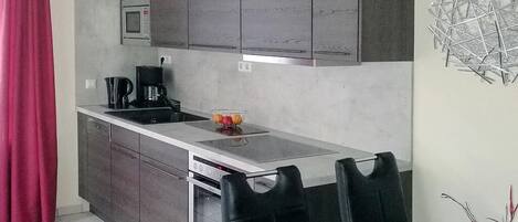 Réfrigérateur, micro-ondes, four, plaque de cuisson