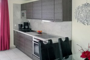 Réfrigérateur, four à micro-ondes, un four, surface de cuisson