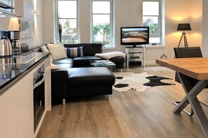 Télévision, livres, chaîne hi-fi