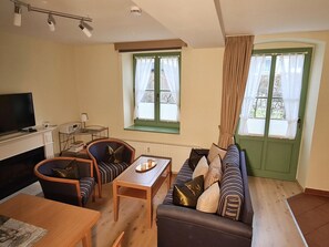 TV, DVD player, livros, aparelho de som