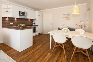 Køleskab, mikrobølgeovn, ovn, kogeplade