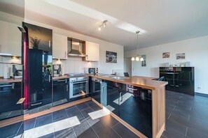 Geladeira, micro-ondas, fogão, cooktop