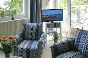 Fernseher, DVD-Player, Bücher, Stereoanlage