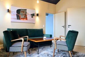 TV, DVD player, books, stereo