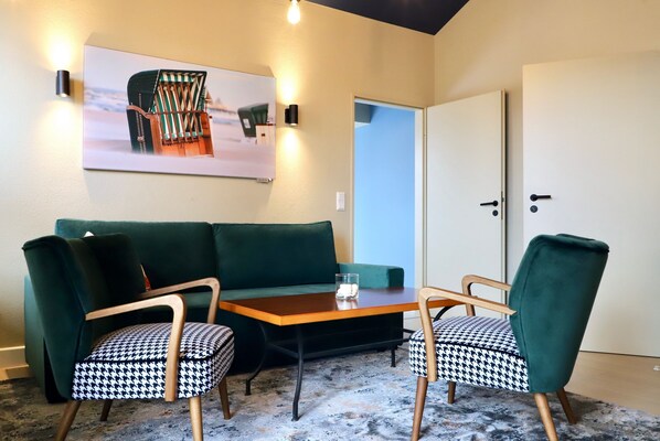 Una televisión, un reproductor de DVD, libros, un reproductor estéreo