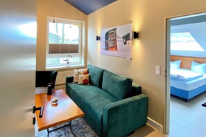 Télévision, lecteur de DVD, livres, chaîne hi-fi