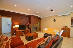 TV, foosball - Kine Villa, Armação de Pêra, Algarve (Armação de Pêra)