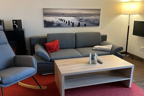 Fernseher, Kamin, Bücher, Stereoanlage