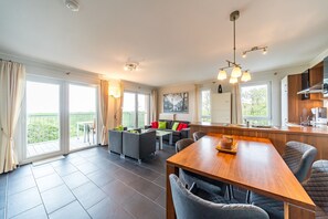 Fernseher, DVD-Player, Stereoanlage