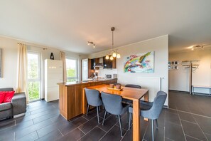 Dining - Ferienapartment an der Nordsee mit Tollem Balkon am Wasserlauf und Eigener Sauna (Nordseeheilbad Schillig)