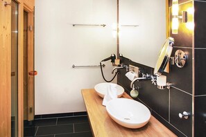 Dusche, Haartrockner, Bidet