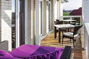 Outdoor dining - Schöne Ferienwohnung mit Sauna und Tollem, Großem Balkon mit Blick zum Deich (Nordseebad Wremen)