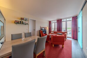 Tv, eldstad, böcker och en stereo