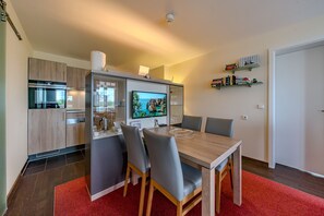 Dining - Schöne Ferienwohnung mit Sauna und Tollem, Großem Balkon mit Blick zum Deich (Nordseebad Wremen)