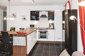 Kylskåp, mikrovågsugn, ugn och spishäll