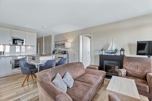 Fernseher, Kamin, DVD-Player, Bücher