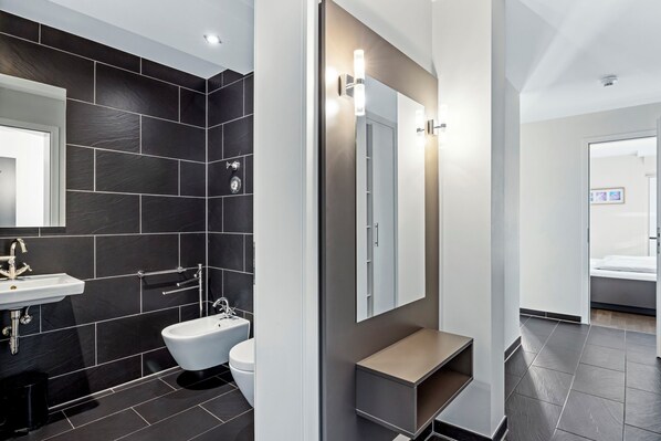 Dusche, Haartrockner, Bidet