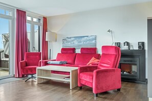 Televisie, een open haard, boeken en een stereo