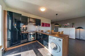 Kylskåp, mikrovågsugn, ugn och spishäll