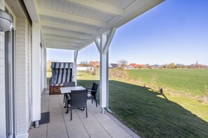 Outdoor dining - Strandnahe Ferienwohnung m. Sauna, Großer Terrasse, Strandkorb & Tollem Ausblick (Nordseebad Wremen)