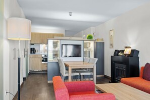 Fernseher, Kamin, DVD-Player, Bücher