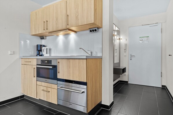 Kühlschrank, Mikrowelle, Ofen, Herdplatte