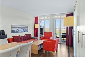 TV, fireplace, DVD player, books - Strandnahe Ferienwohnung m. Sauna, Großer Terrasse, Strandkorb & Tollem Ausblick (Nordseebad Wremen)