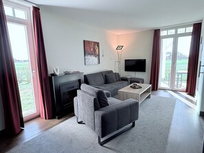 TV, fireplace, books, stereo