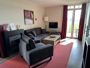 Tv, pejs, bøger, stereoanlæg