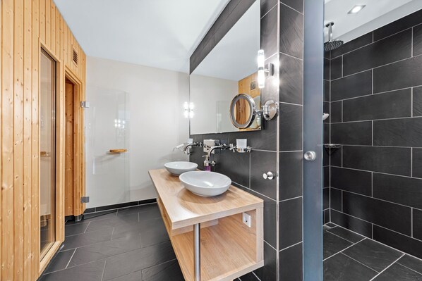 Douche, sèche-cheveux, bidet