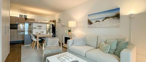 TV, fireplace, books, stereo