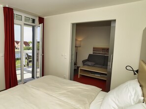 2 bedrooms, travel crib, free WiFi