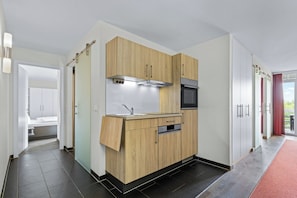 Wasserkocher mit Kaffee-/Teezubehör, Kühlschrank, Ofen, Herdplatte