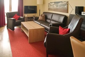 TV, lareira, livros, aparelho de som