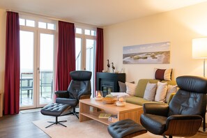 TV, caminetto, libri, impianto stereo