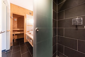 Douche, sĂšche-cheveux, bidet