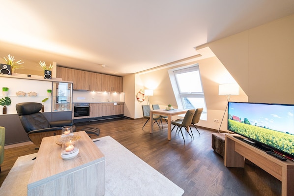 Um apartamento moderno com cozinha, sala de jantar e sala de estar.